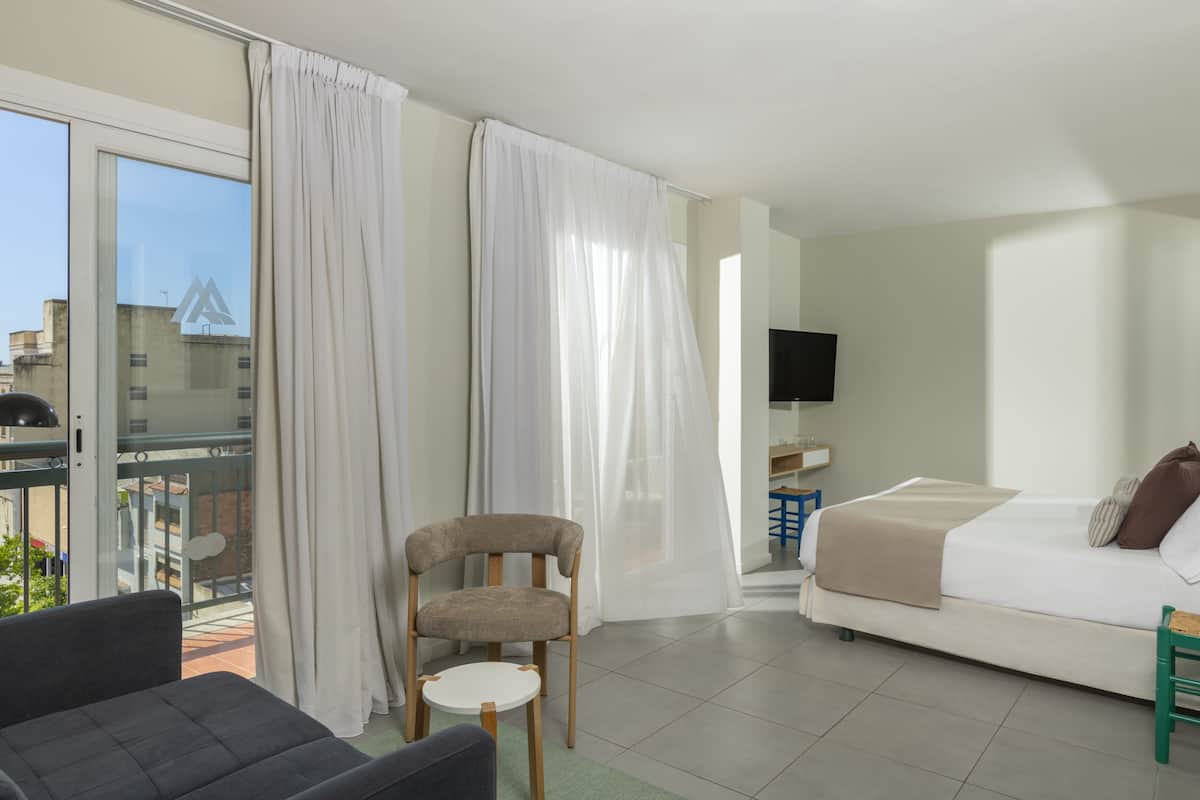 Suite junior (Premium) | Minibar, caja de seguridad en la habitación y cortinas blackout