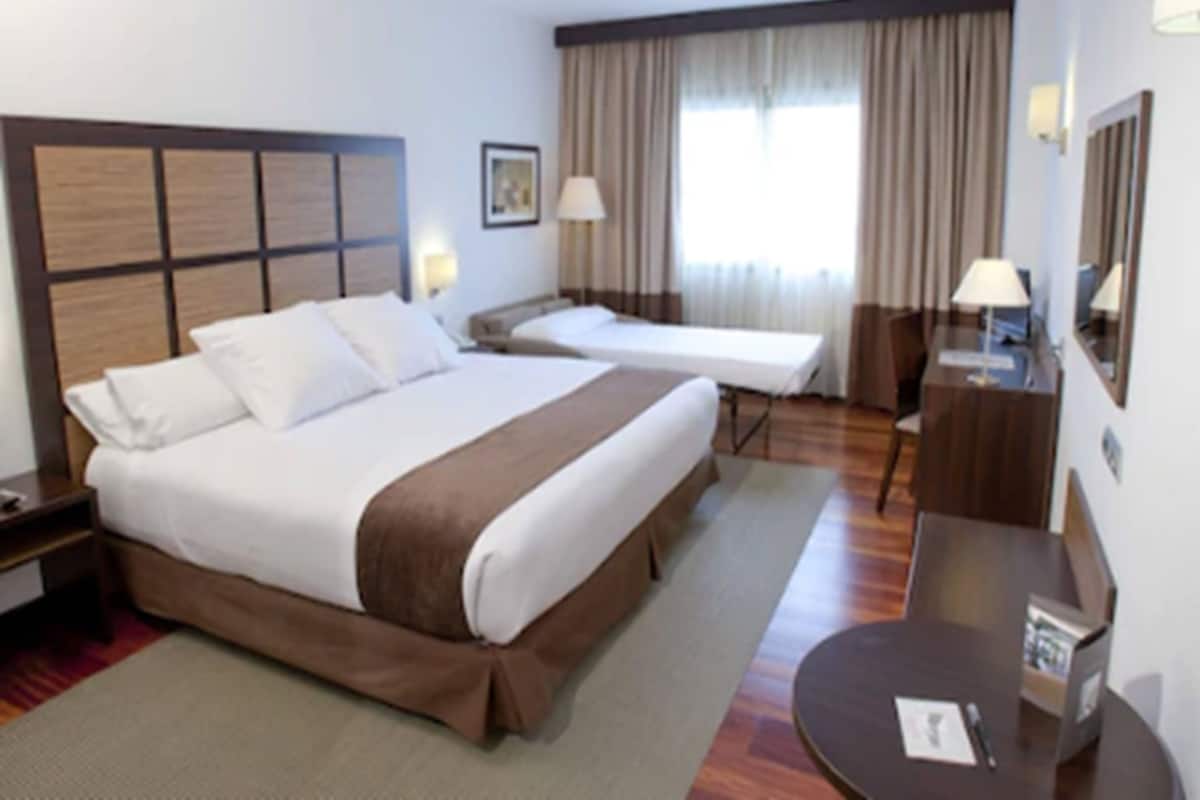 1 habitación, caja de seguridad en la habitación y escritorio