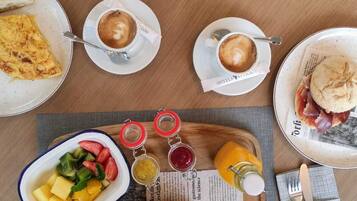 Se ofrece un desayuno completo (12 EUR por persona)