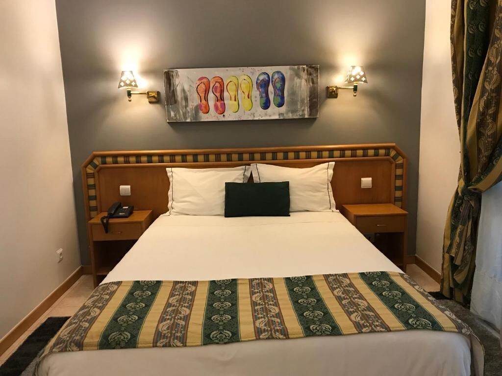 Chambre triple familiale, 1 chambre | Coffre-fort, bureau, accès au Wi-Fi (inclus), literie fournie