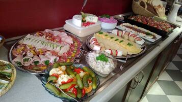 Sarapan prasmanan setiap hari (EUR 9 per orang)