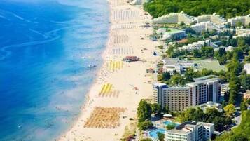 Beach nearby, free beach shuttle, sun-loungers, beach umbrellas