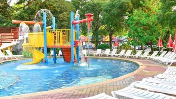 Outdoor pool, pool umbrellas, sun loungers