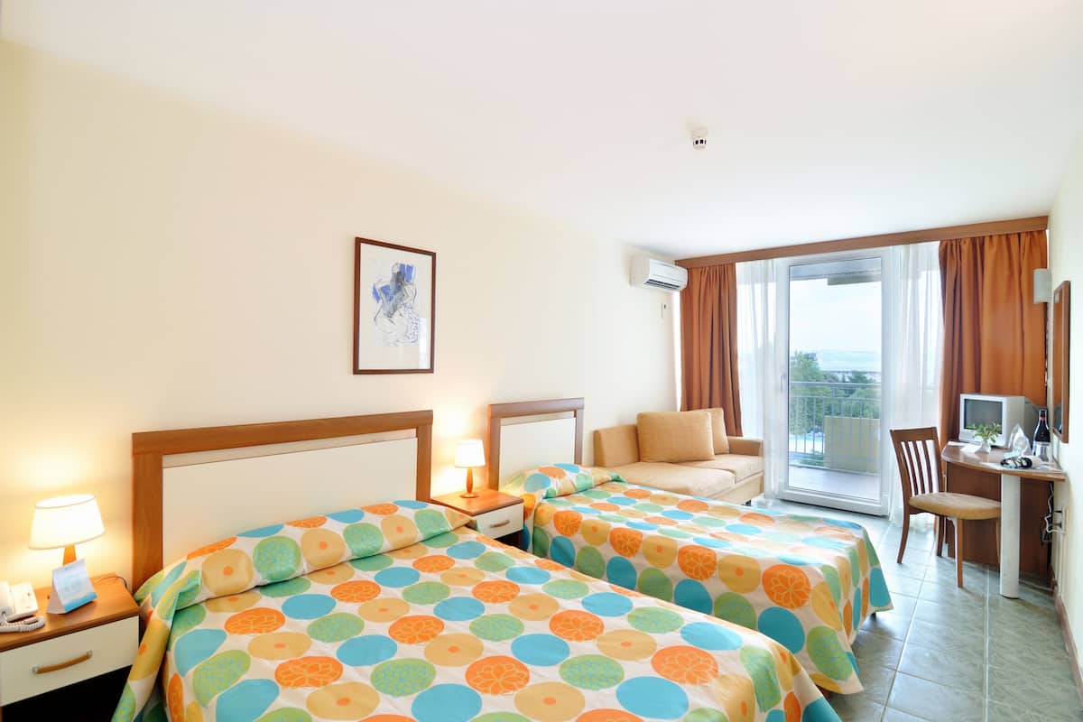 Minibar, bed sheets