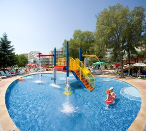 Outdoor pool, pool umbrellas, sun loungers - Laguna Mare Hotel - All Inclusive (Albena)