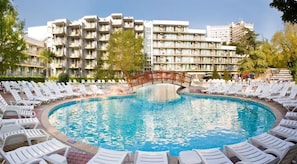 Outdoor pool, pool umbrellas, sun loungers - Laguna Mare Hotel - All Inclusive (Albena)