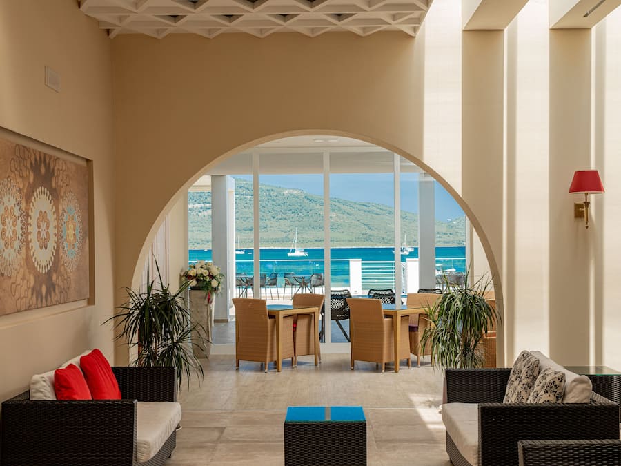 Ocean views, serves breakfast and lunch