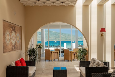 Ocean views, serves breakfast and lunch. Hotel Portoconte