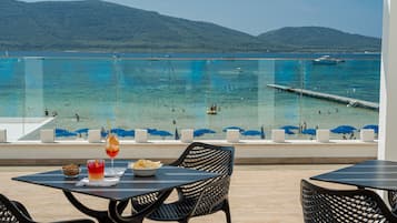 Ocean views, serves breakfast and lunch