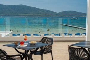 Ocean views, serves breakfast and lunch