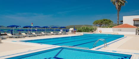 Piscina stagionale all'aperto, ombrelloni da piscina, lettini