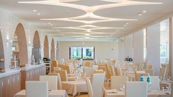 Breakfast and lunch served, pool views