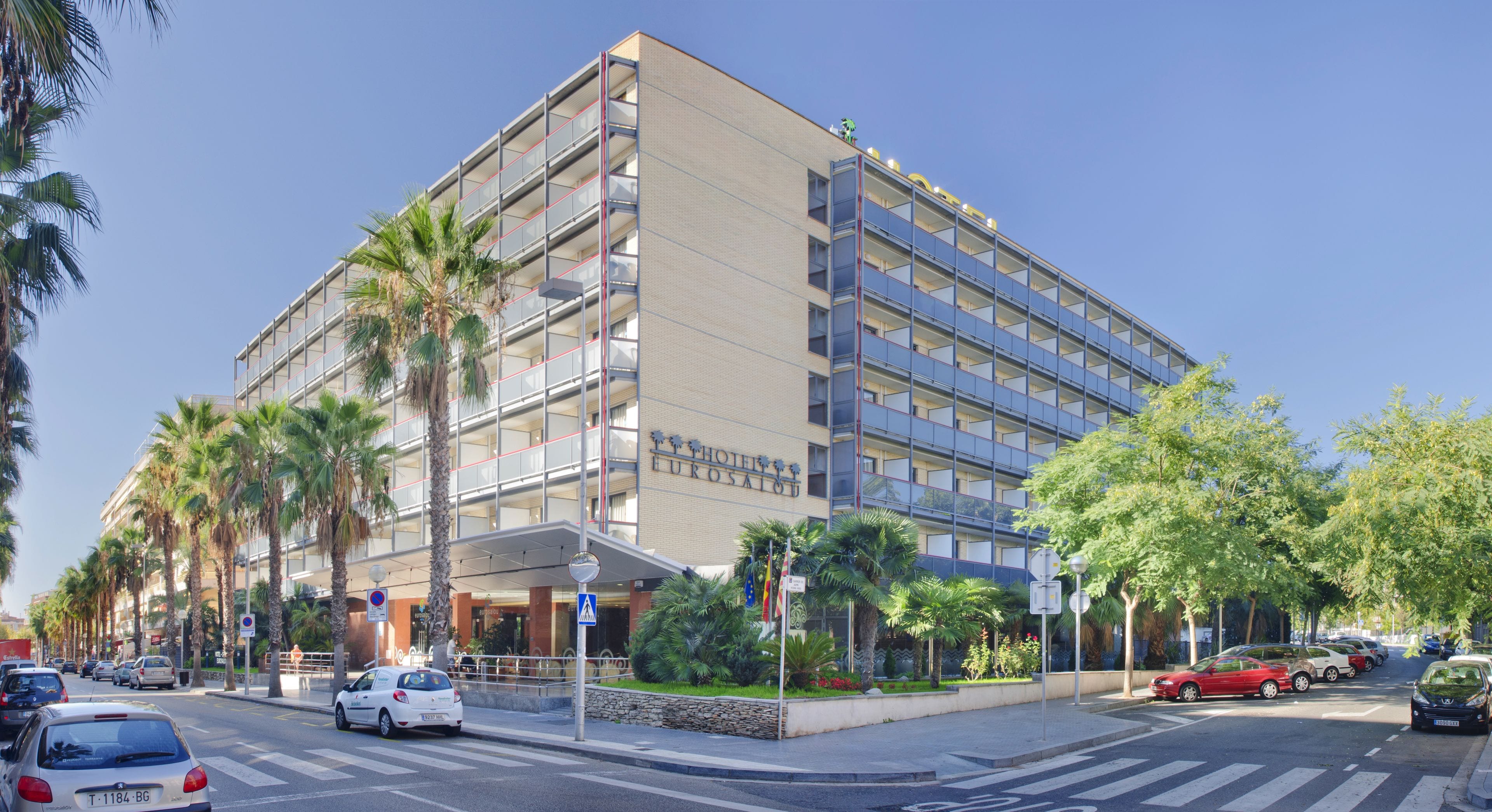Un hôtel à plusieurs étages, doté d’une architecture moderne, avec des balcons et une entrée imposante.
