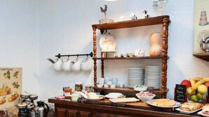 Una mesa de buffet con diversos alimentos y utensilios.