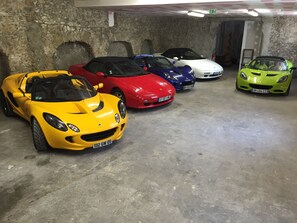 Self parking (EUR 12 per night) - Hôtel Du Pont Vieux (Carcassonne)