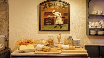 Letrero de una panadería francesa con exhibición de pan y una estación de café.