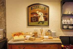 A French bakery sign with a bread display and a coffee station. - Hotel du Pont Vieux, au pied de la Cité Médiévale (Carcassonne)