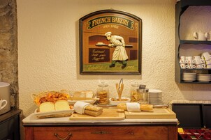 Letrero de una panadería francesa con exhibición de pan y una estación de café.