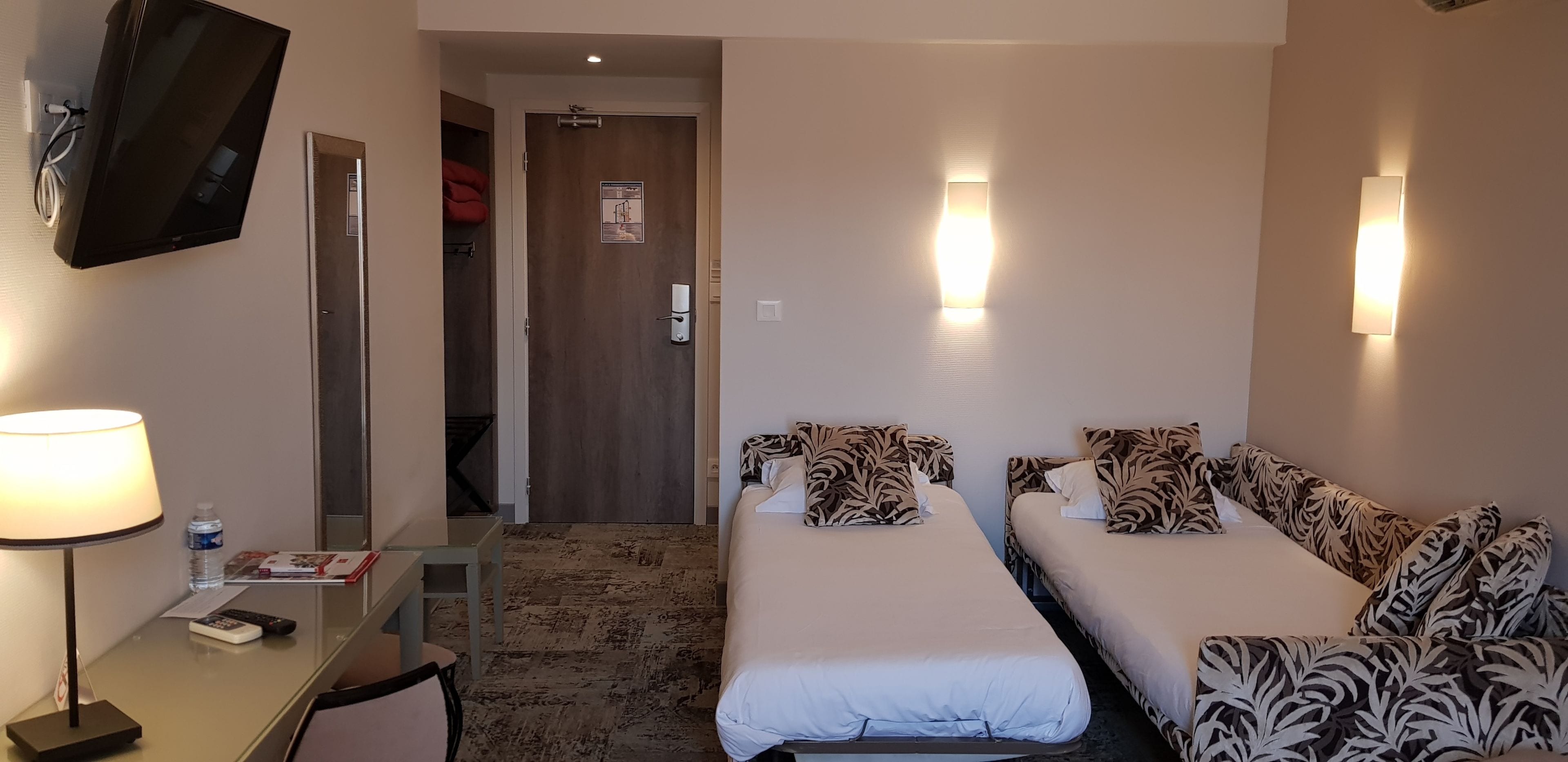 quadruple room | desk, blackout curtains, cots/infant beds, free wifi