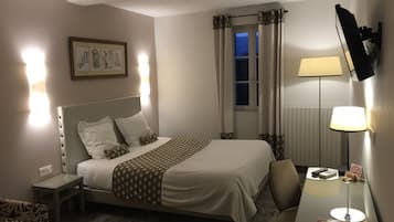 Chambre Quadruple | Bureau, rideaux occultants, lits bébé (en supplément), Wi-Fi gratuit