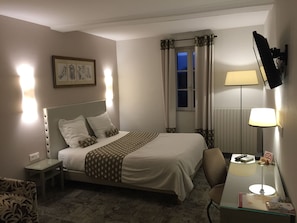 Quadruple Room | Desk, blackout drapes, cribs/infant beds, free WiFi - Hôtel Du Pont Vieux (Carcassonne)