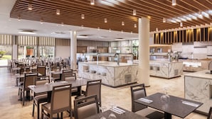 A modern restaurant with marble countertops, wooden ceiling, and ample seating. - RVHotels Ametlla Mar (L'Ametlla de Mar)
