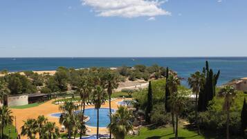 Un resort con piscina, playa y vista al océano.