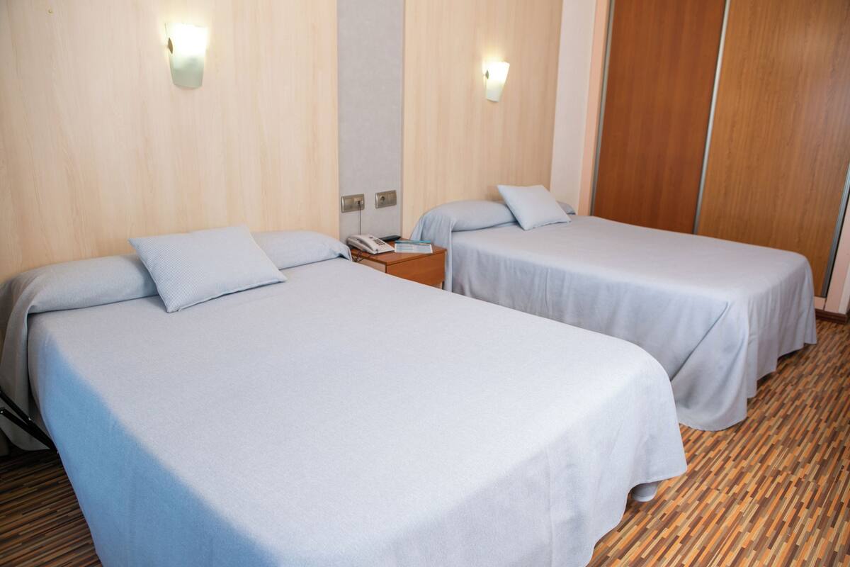 Minibar, két bảo mật tại phòng, bàn