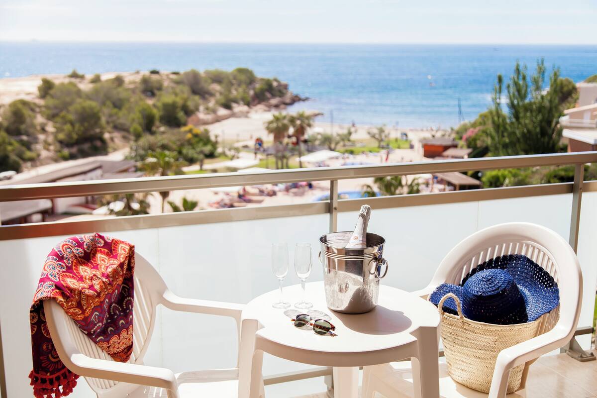 Minibar, két bảo mật tại phòng, bàn