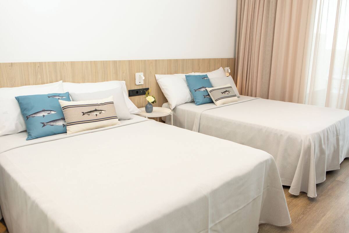 Minibar, két bảo mật tại phòng, bàn