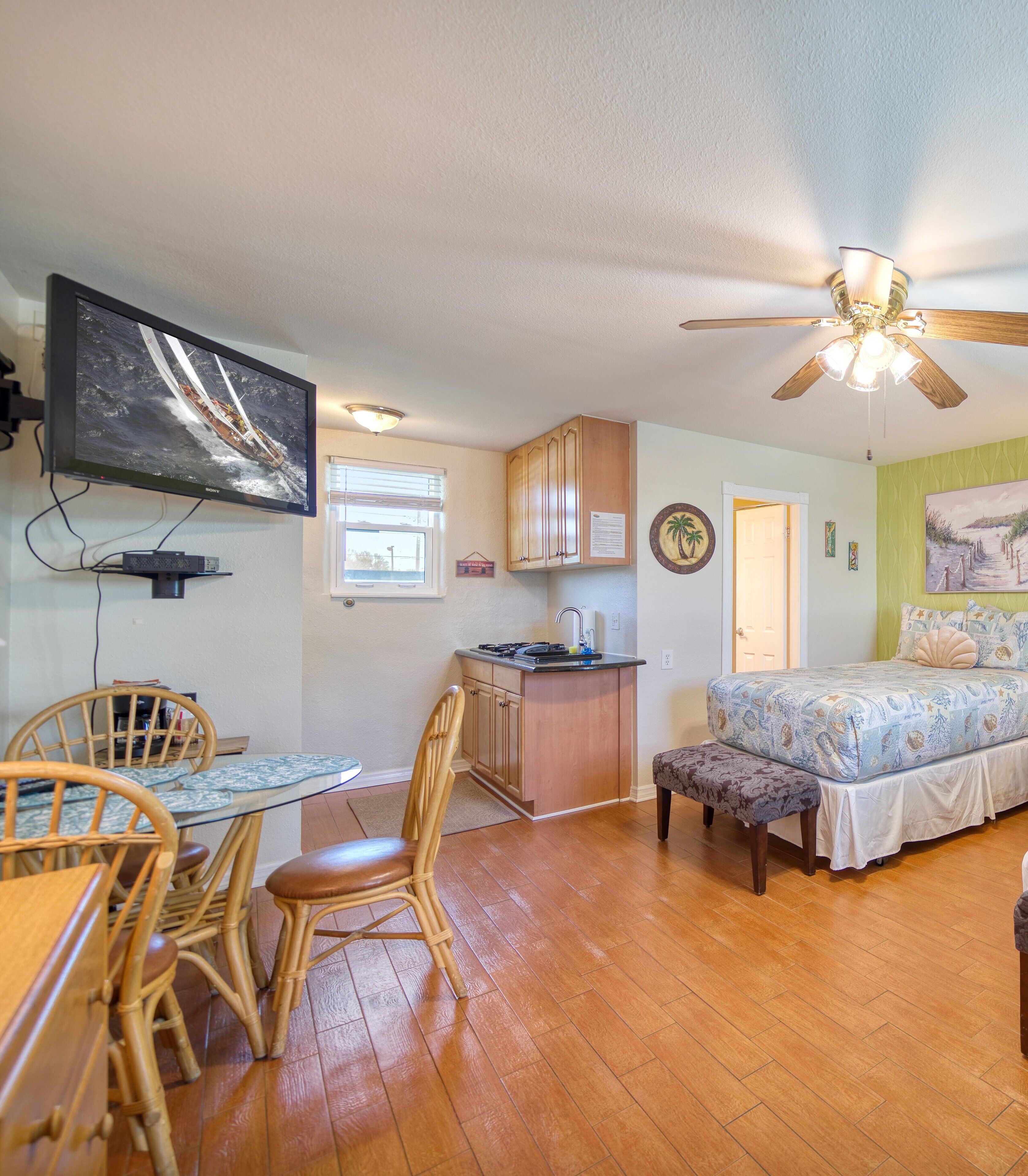 room, 1 queen bed | individually decorated, individually furnished, iron/ironing board