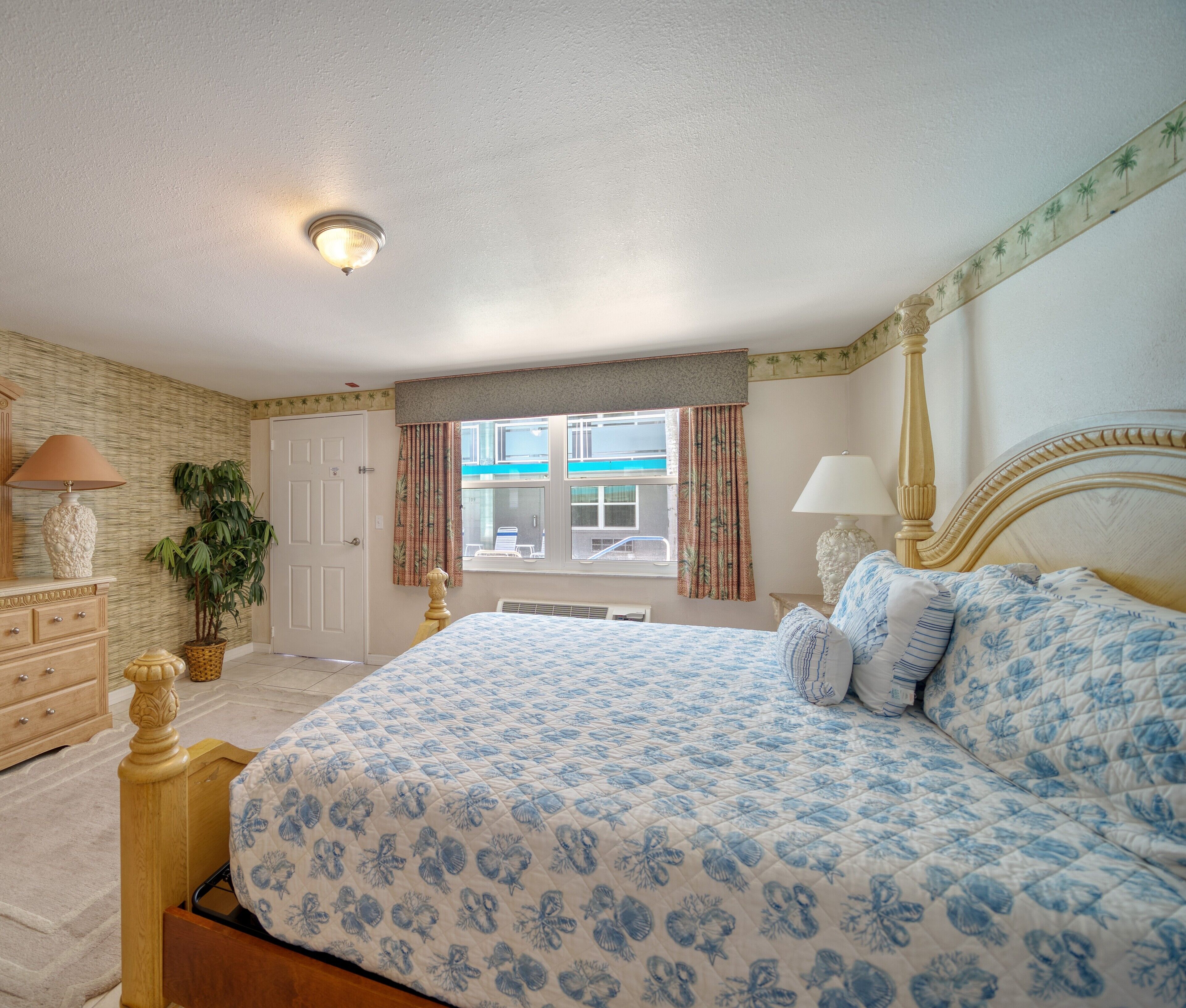 basic room, 1 king bed | individually decorated, individually furnished, iron/ironing board
