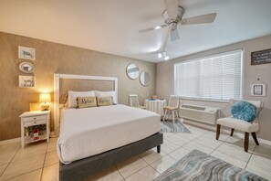 Quarto, 1 cama Queen | Individualmente decorados, individualmente mobiliados