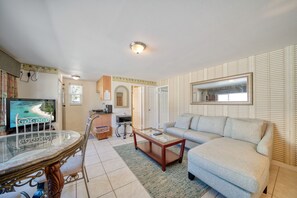 Condo, 2 camas Queen | Área de estar | TV de tela plana