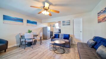 Appart'hôtel, 2 grands lits | Coin séjour | Télévision à écran plat