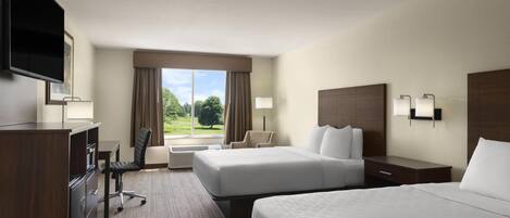 Chambre Standard, 2 grands lits, réfrigérateur et four à micro-ondes, vue golf | Bureau, rideaux occultants, fer et planche à repasser
