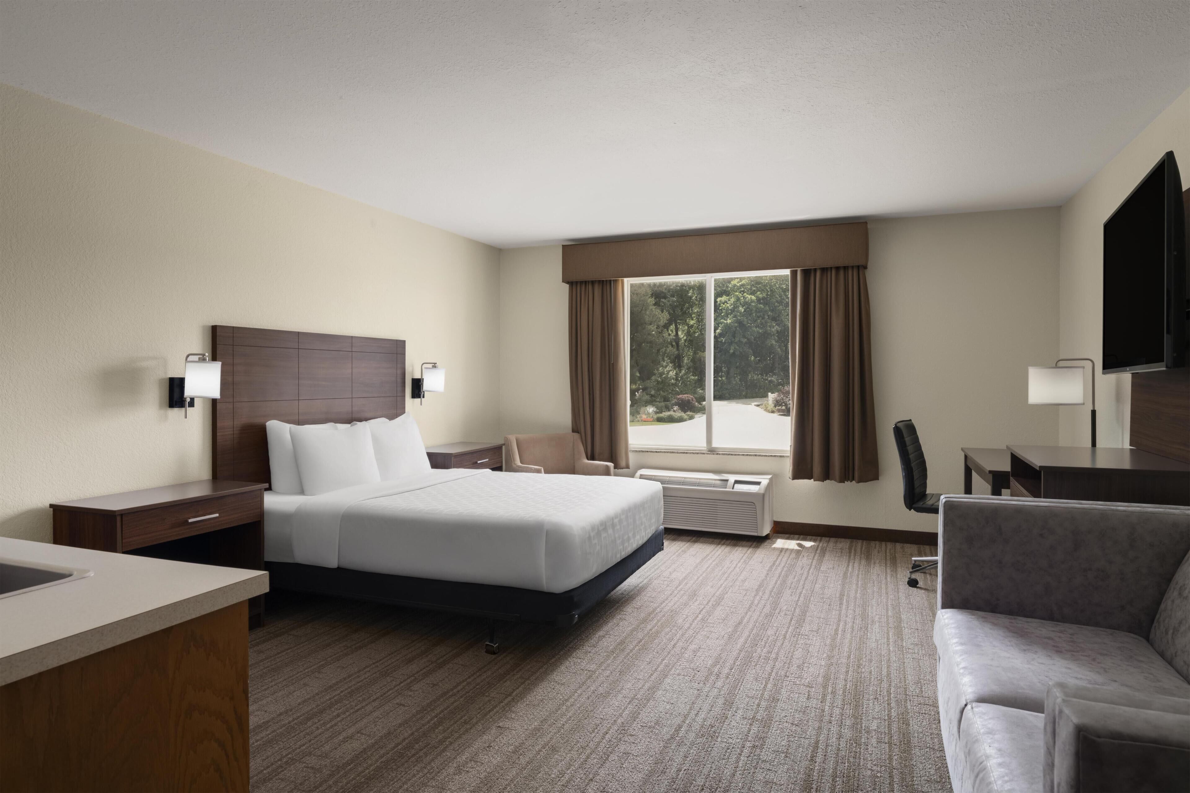 Suite, 1 grand lit, accessible aux personnes à mobilité réduite, baignoire (Parking Level) | Ameublement personnalisé, bureau, rideaux occultants