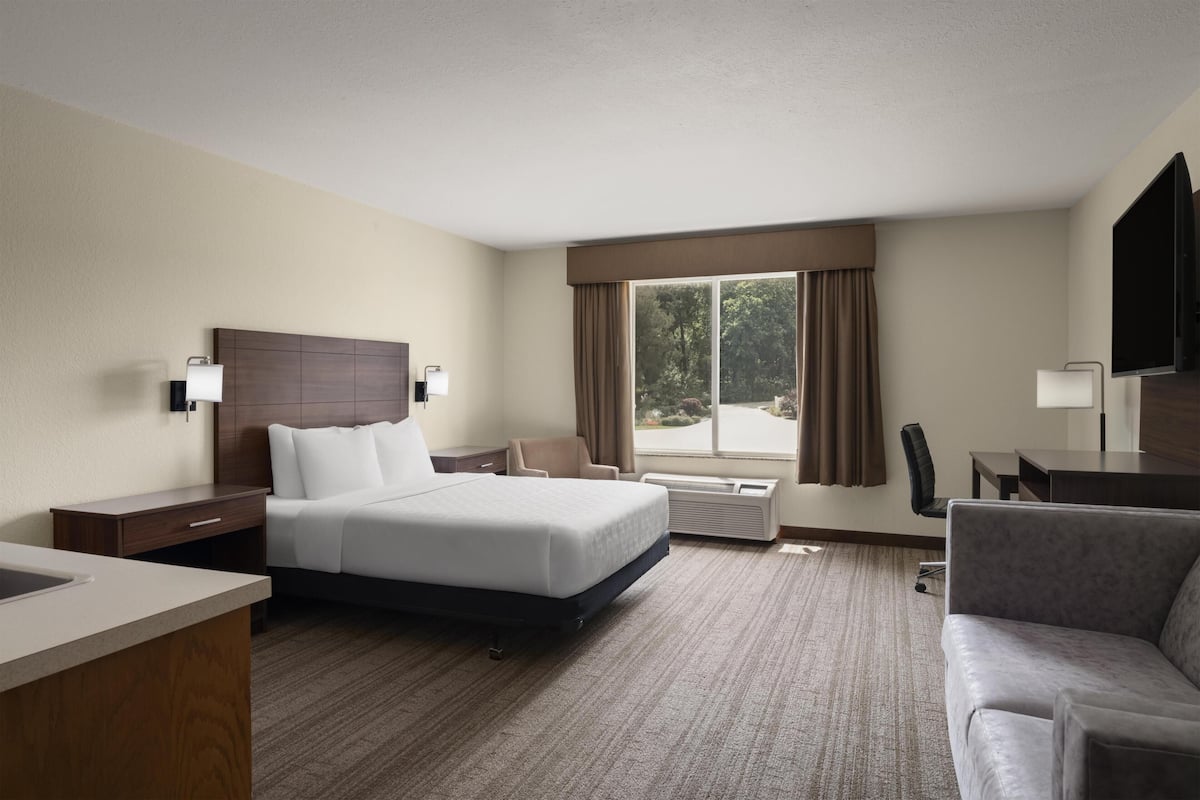 Suite, 1 Queen Bed, Accessible, Bathtub (Parking Level) | Desk, blackout drapes, iron/ironing board, rollaway beds (surcharge)