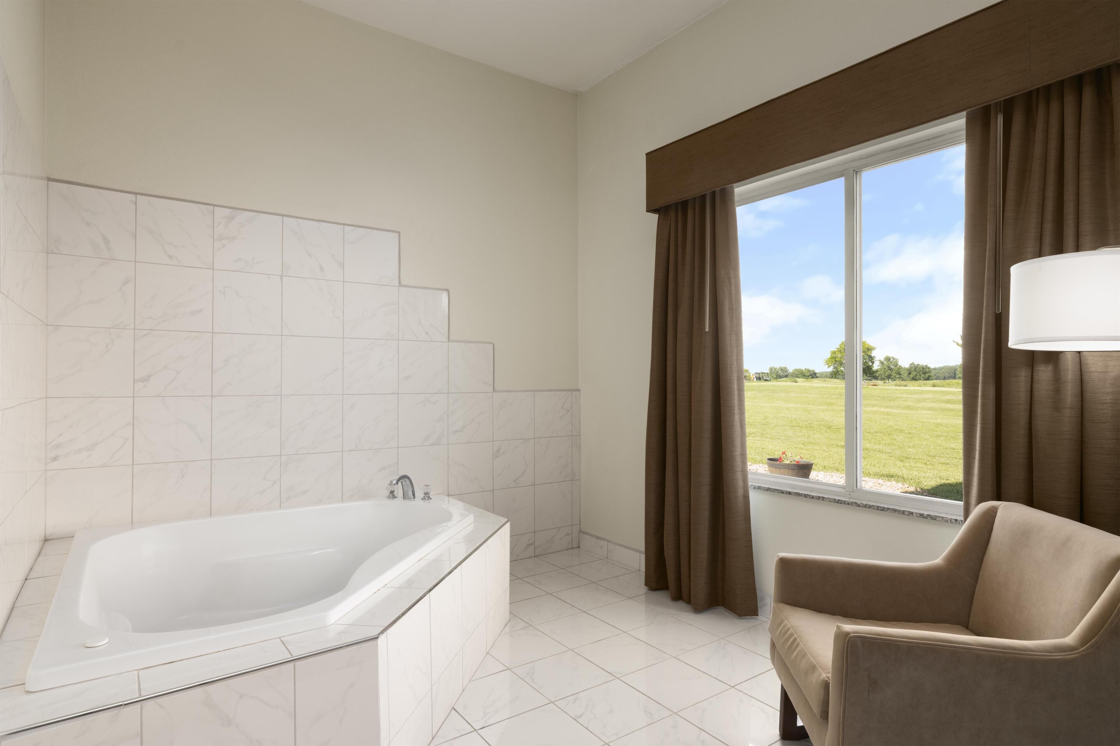 Standard Room, 1 King Bed, Jetted Tub, Golf View