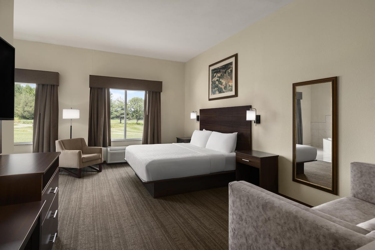 Standard Room, 1 King Bed, Jetted Tub, Golf View | Desk, blackout drapes, iron/ironing board, rollaway beds (surcharge)