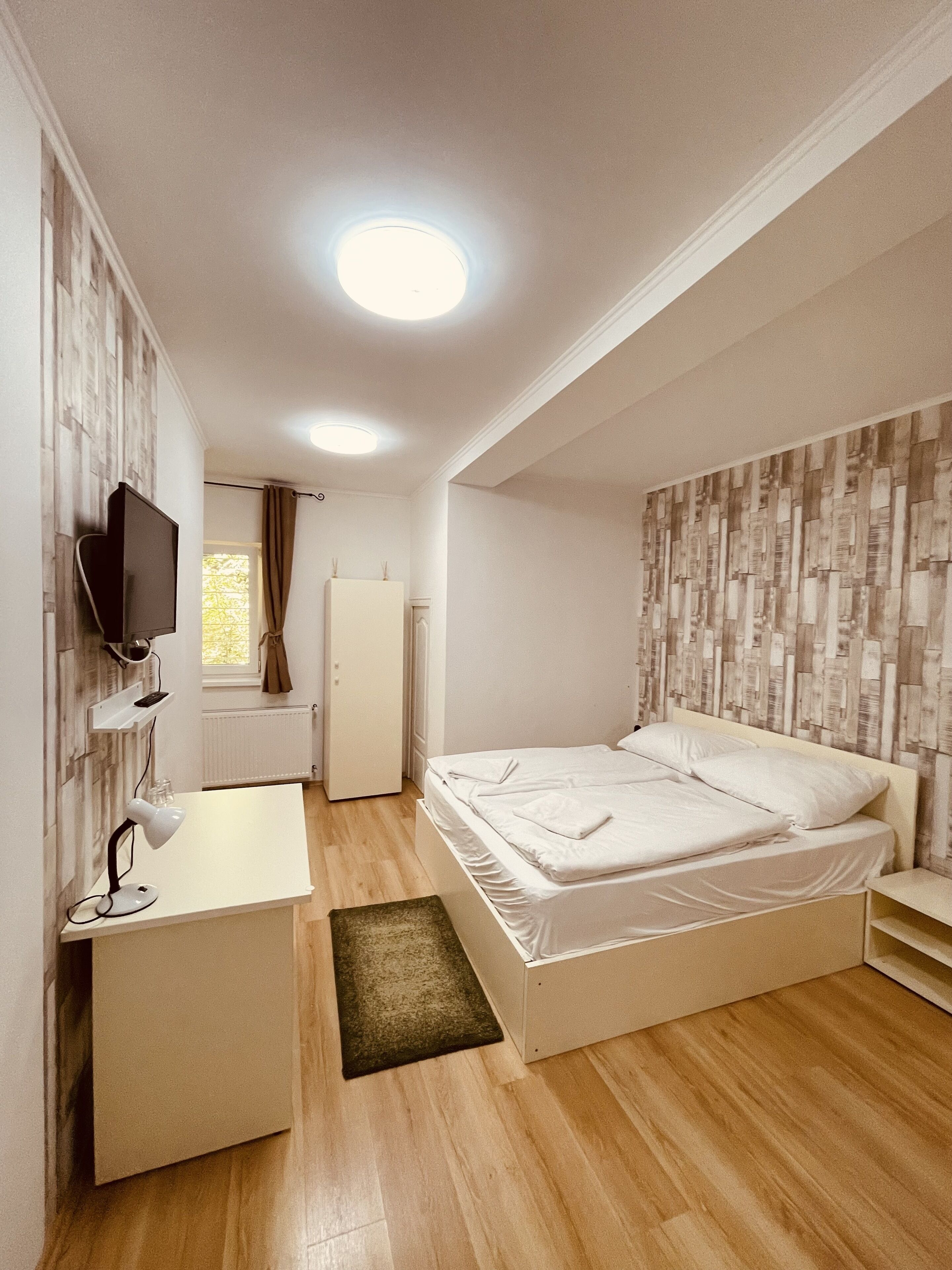 Standard dubbelrum - 1 dubbelsäng | Värdeförvaringsskåp på rummet, skrivbord och mörkläggningsgardiner