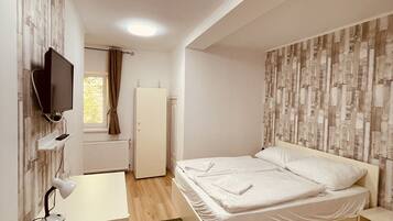 Standard dubbelrum - 1 dubbelsÀng | VÀrdeförvaringsskÄp pÄ rummet, skrivbord och mörklÀggningsgardiner