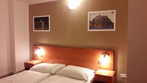 Chambre Double Standard, 1 lit double | Coffres-forts dans les chambres, bureau, rideaux occultants