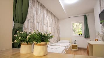 Doppia Standard, 1 letto matrimoniale | Una cassaforte in camera, una scrivania, tende oscuranti, Wi-Fi gratuito