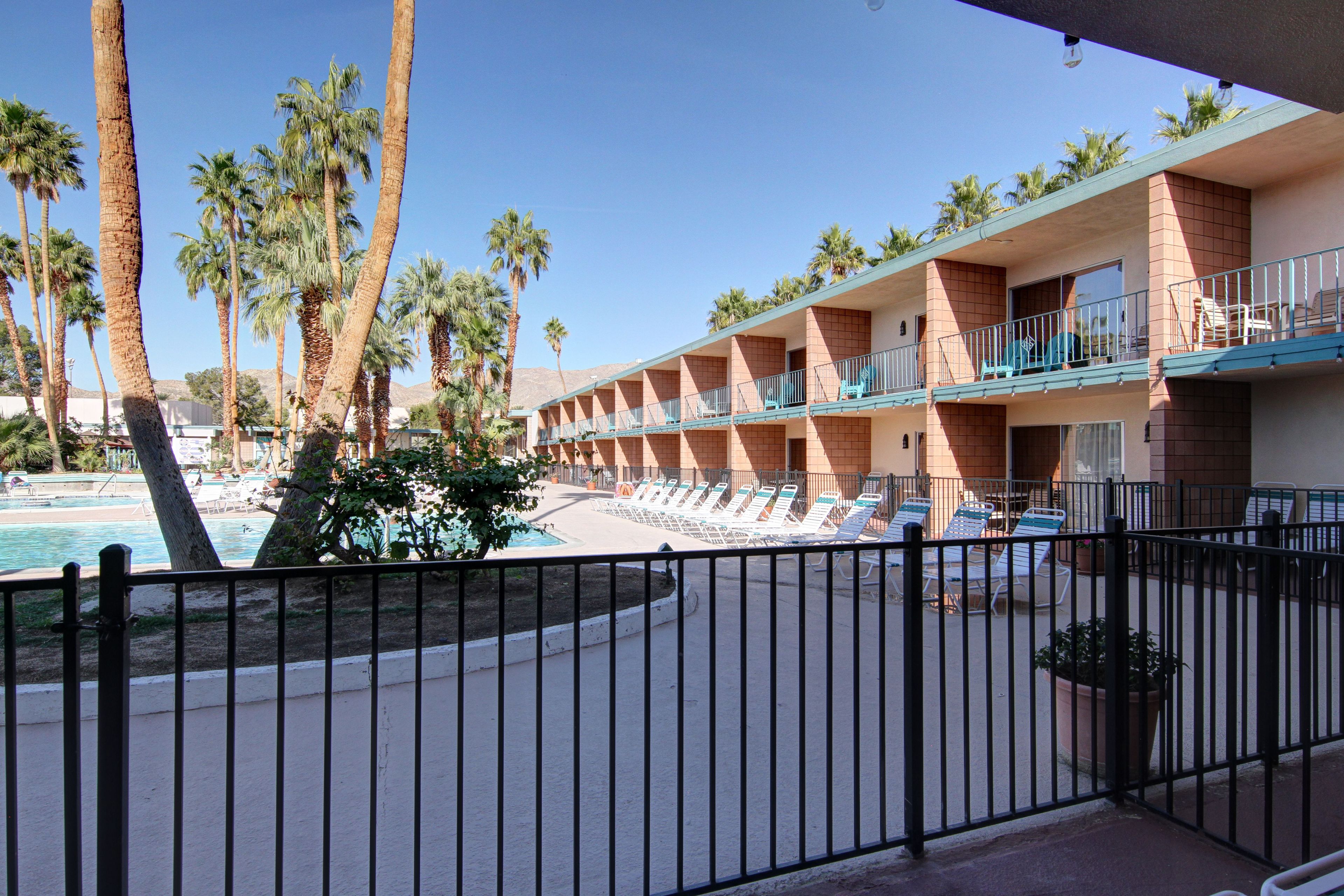 双人房, 2 张大床, 冰箱和微波炉, 池畔 | 住宿场地