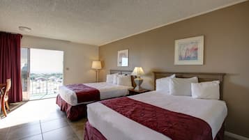 Habitación doble estándar, 2 camas Queen size, vista a la montaña, en esquina (*Pet Friendly) | Escritorio, wifi gratis y ropa de cama