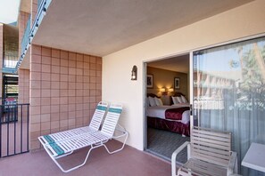 Doppelzimmer, 2 Queen-Betten, Kühlschrank und Mikrowelle, Poolseite | Terrasse/Patio