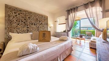 Habitación doble superior | Ropa de cama de alta calidad y minibar