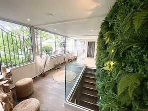 Behandelingskamers voor koppels, een bubbelbad, een stoombad