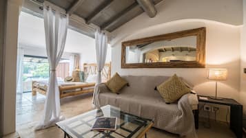 Suite | Ropa de cama de alta calidad, minibar, caja fuerte y escritorio